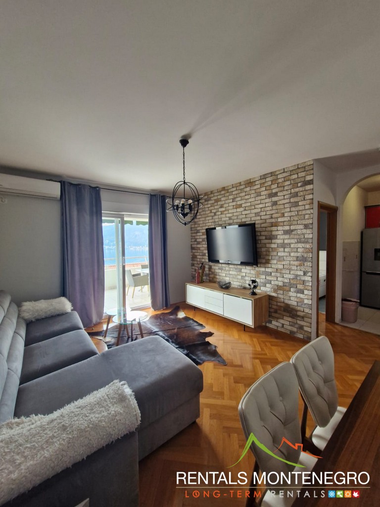 Iznajmljujem Stan-Apartman, Gomila