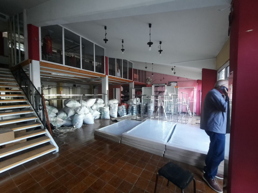 Iznajmljujem Poslovni Prostor, Bar