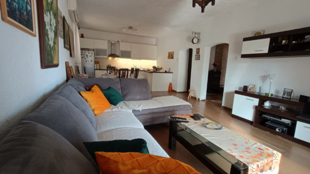 Apartment in Igalo, 160 m²