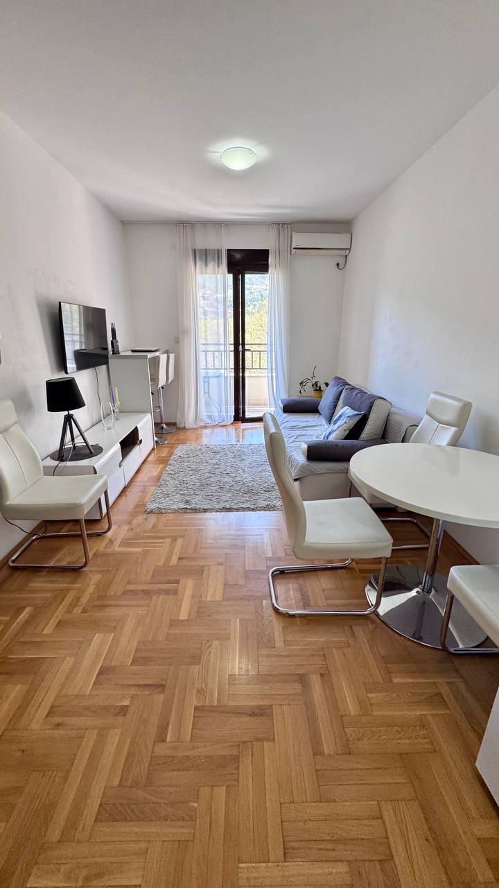 Prodajem Stan-Apartman, Lazi