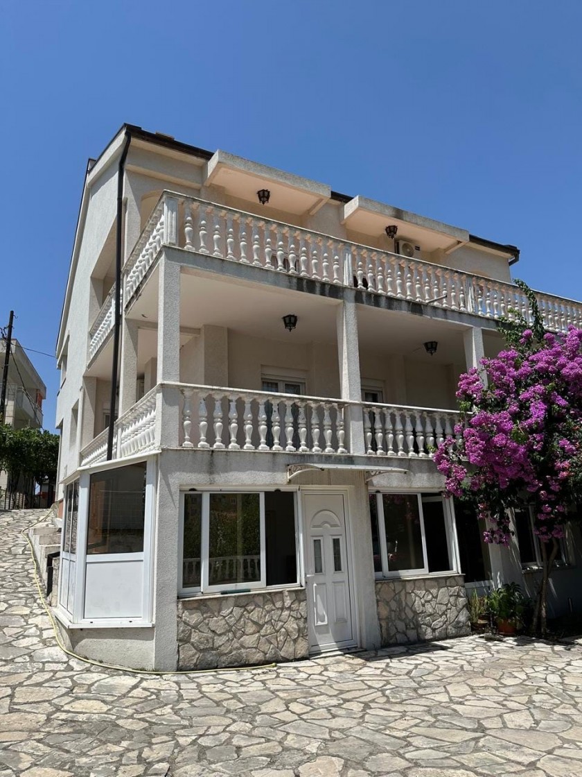 House For Sale, Rena