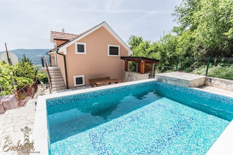 House For Sale, Sušćepan