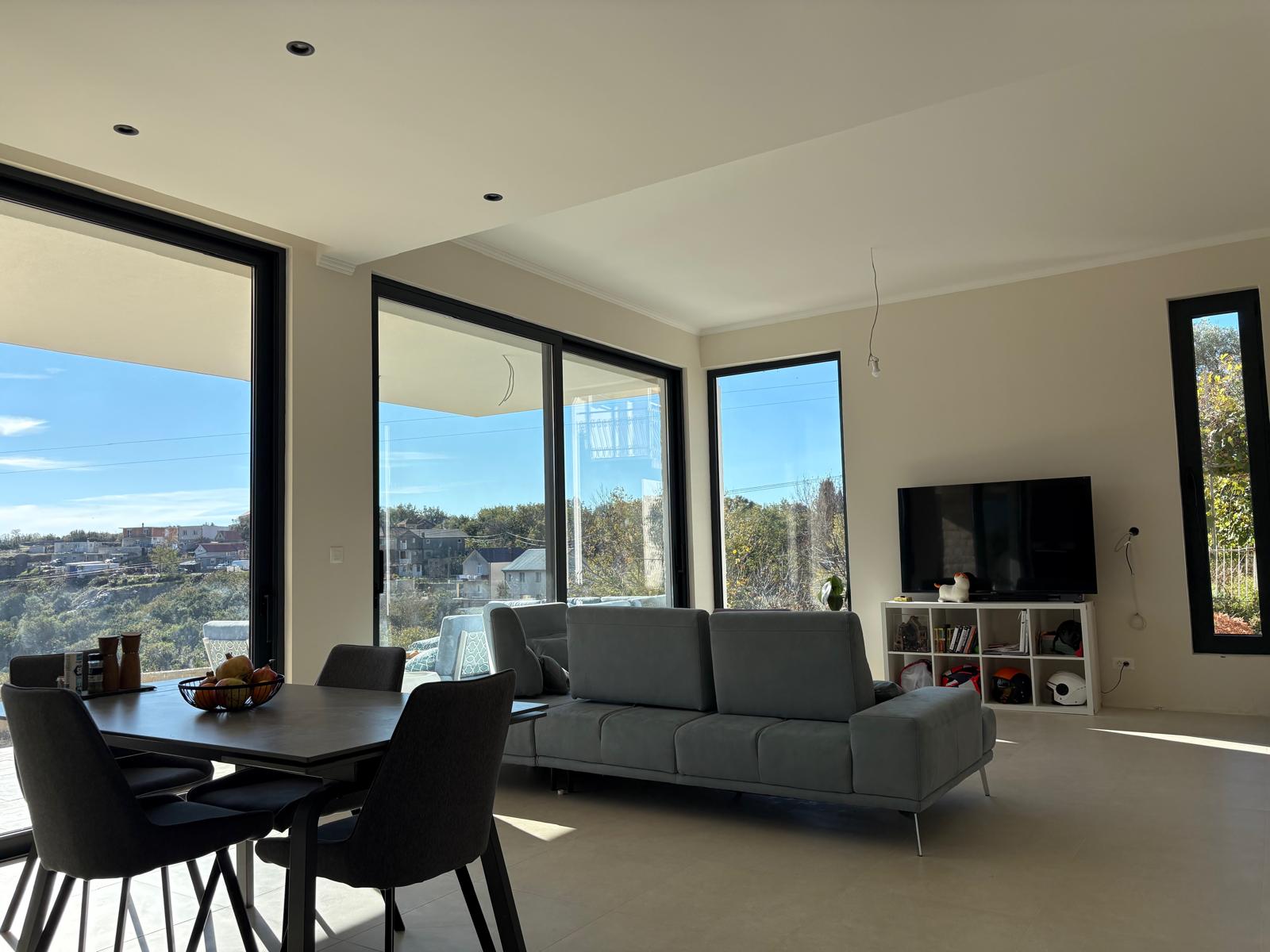 Prodajem Kuću, Podi