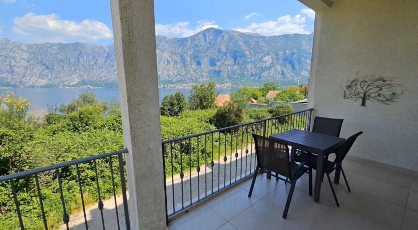 One bedroom apartment with views, Prčanj