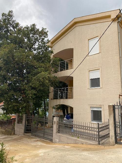 Prodajem Kuću, Ratac