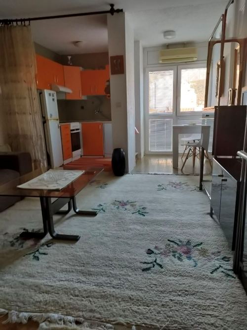 Iznajmljujem Stan-Apartman, Bar