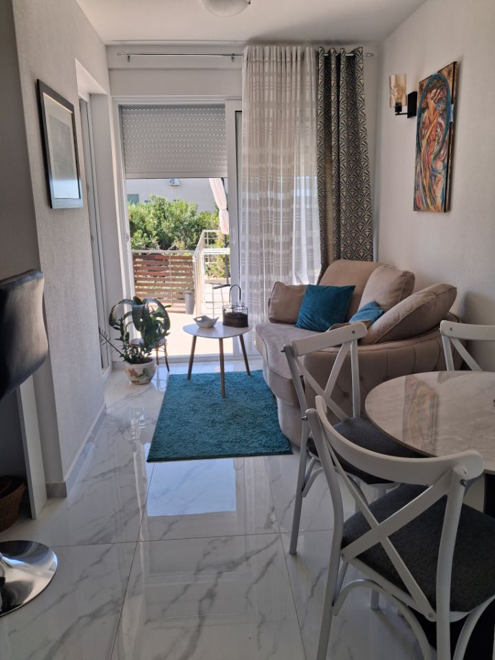 Iznajmljujem Stan-Apartman, Bar