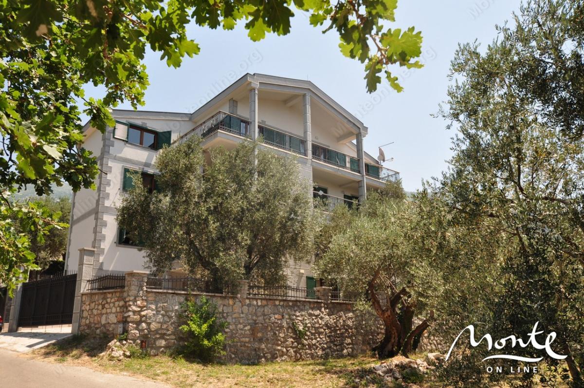 ČETVOROKATNICA SA STANOVIMA U PRŽNU