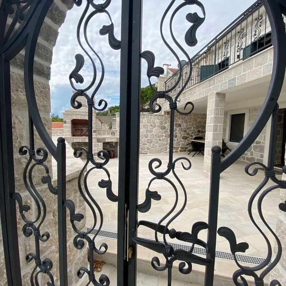 Iznajmljujem Kuću, Kotor