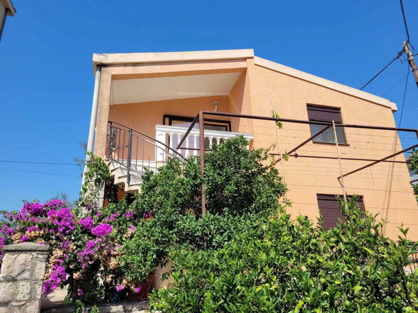 House For Sale, Bjeliši