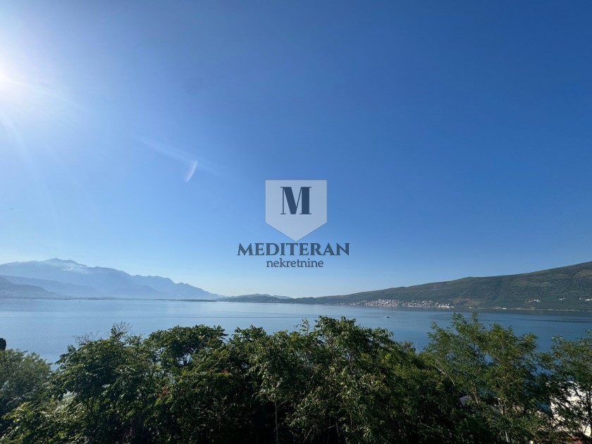 Prodajem Stan-Apartman, Bijela