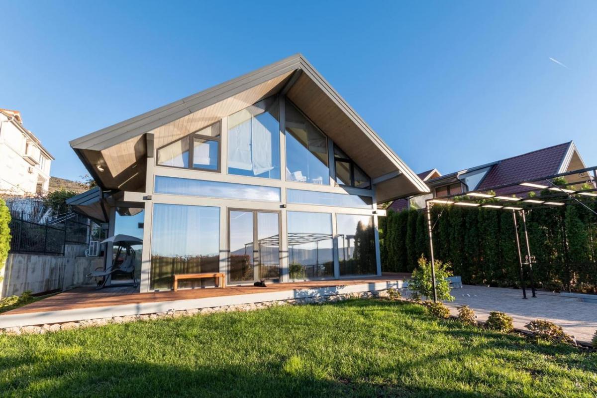 Moderna kuća u slikovitom Kavcu sa pogledom na uvalu i mini-vrtom