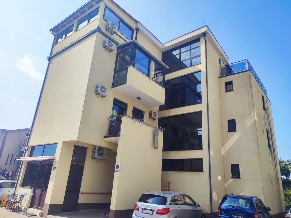 Prodajem Stan-Apartman, Bar Centar