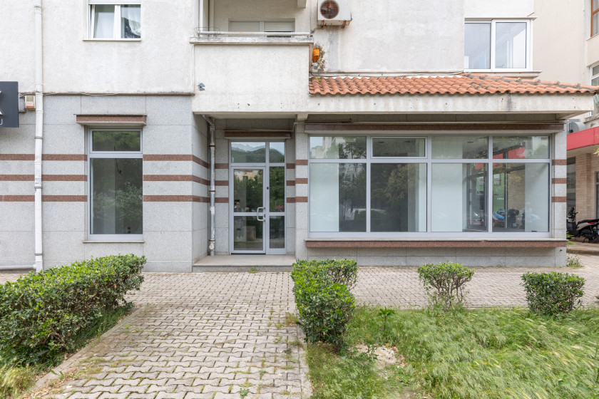 Iznajmljujem Poslovni Prostor, Bar Centar