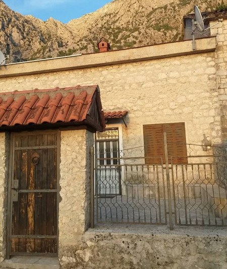 House For Sale, Ljuta