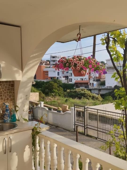 House for Sale, Bar