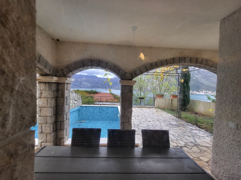 House For Sale, Kostanjica