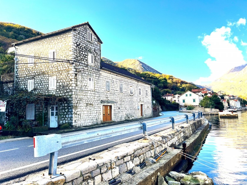 House For Sale, Kostanjica