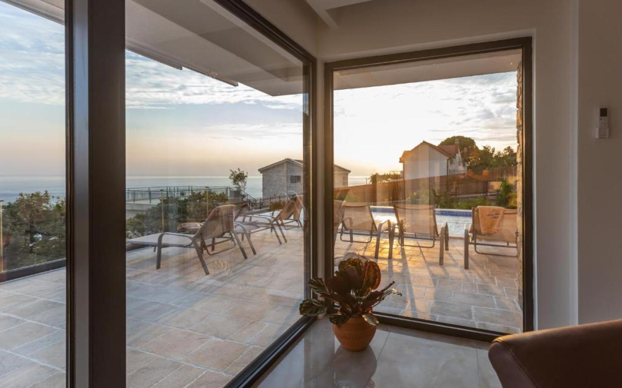 House in Rezevici, 350 m²