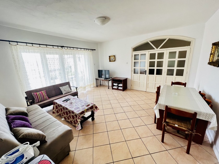 House For Rent, Šušanj