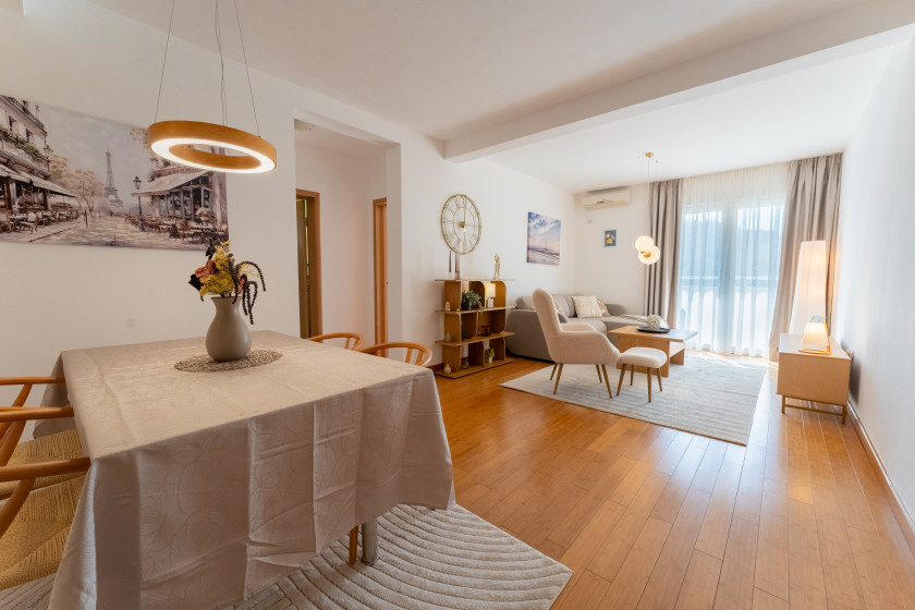 Bright and newly renovated apartment in the heart of Pržno – close to the beach