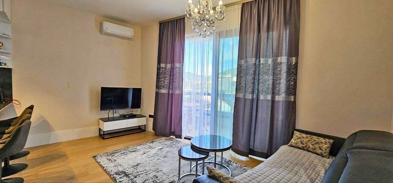 Izdaje se na godinu dana dvosoban stan na samoj obali mora u Bečićima