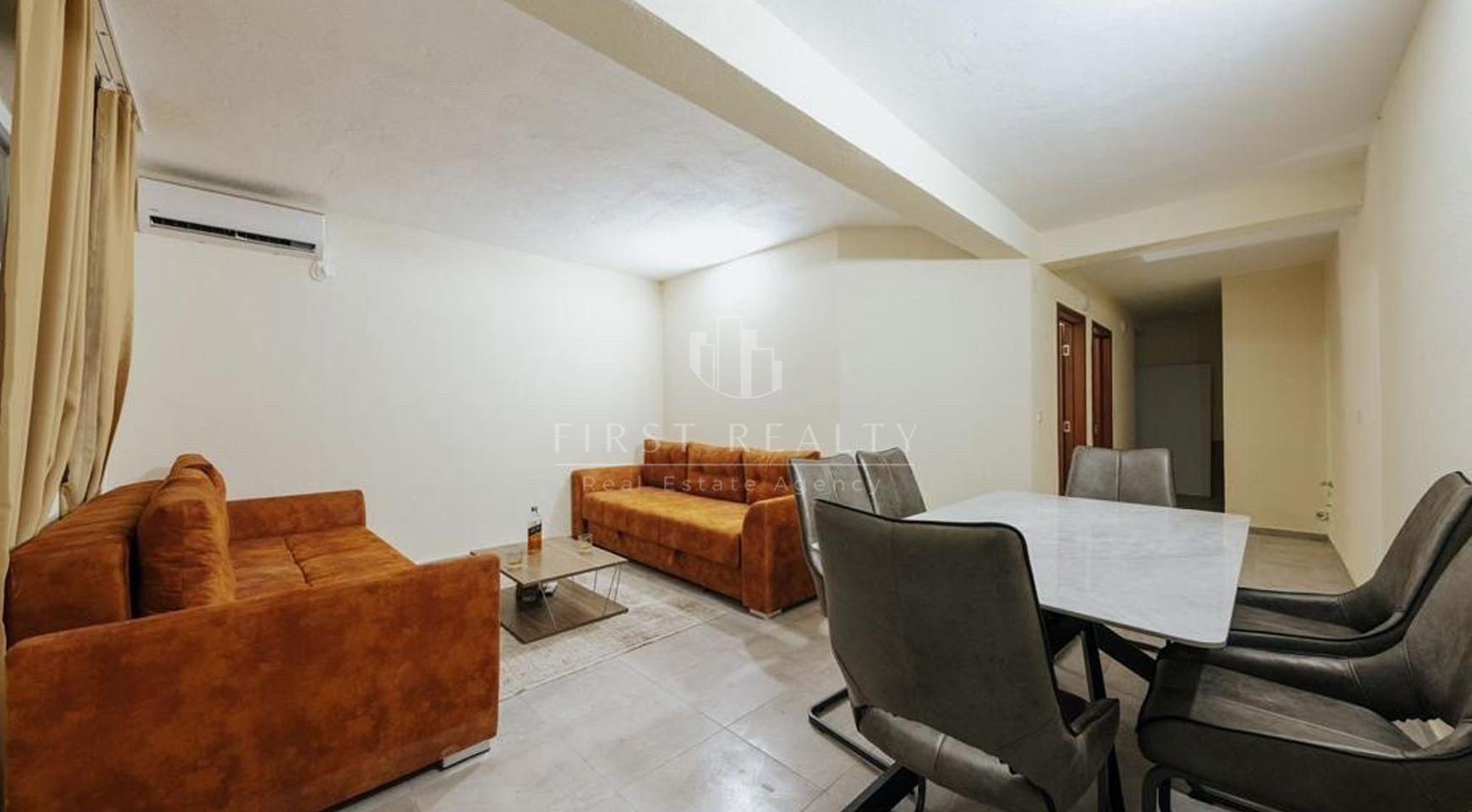 Apartment with two bedrooms and a spacious terrace