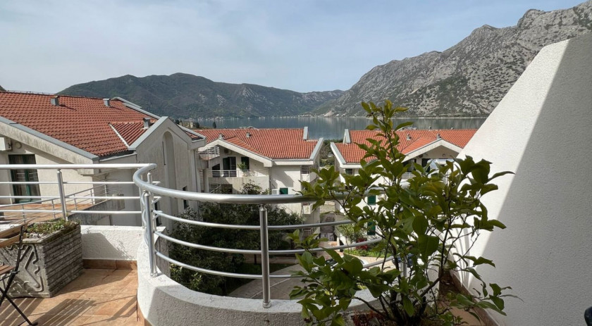 Huge apartment in a complex with a swimming pool, Risan