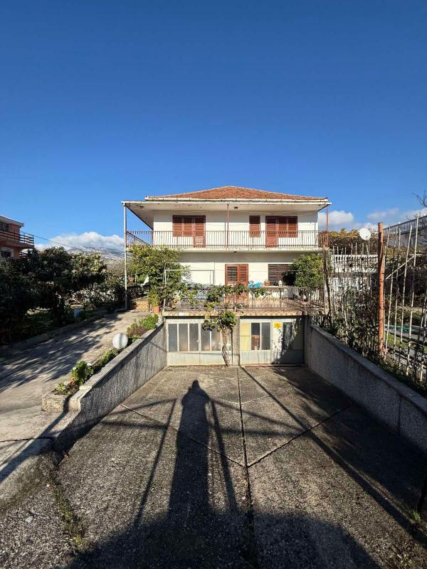 Дом в Polje, 240 m²