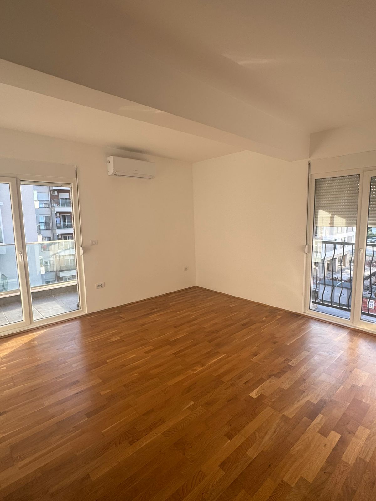 Unfurnished Two-Bedroom Apartment for Long-Term Rent in Stari Aerodrom