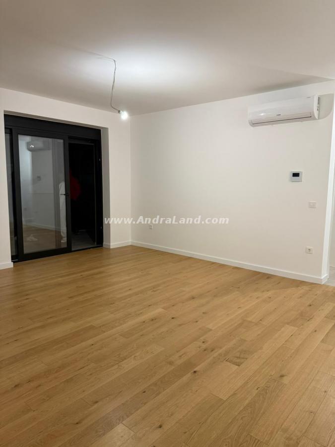 Na prodaju luksuzan dvosoban stan površine 82m² u novom, prestižnom stambenom kompleksu u Baru.