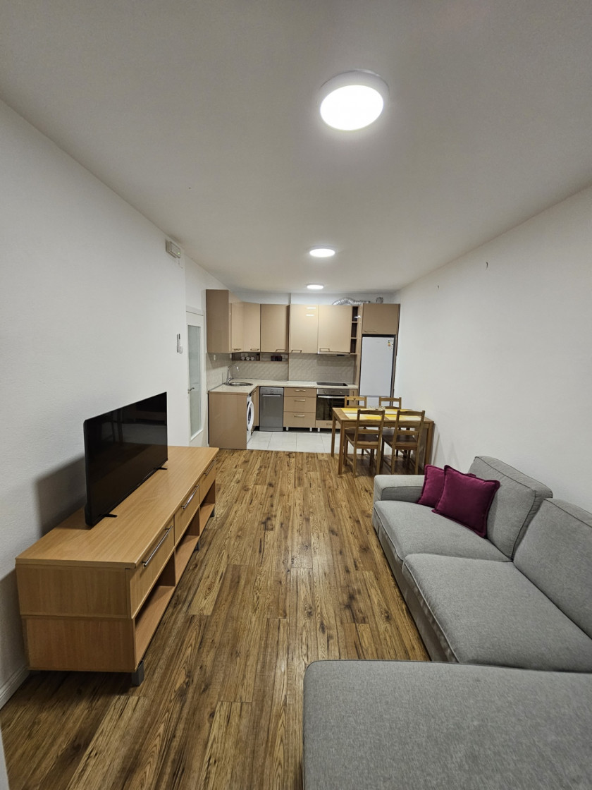 Izdaje se dvosoban stan u centru grada