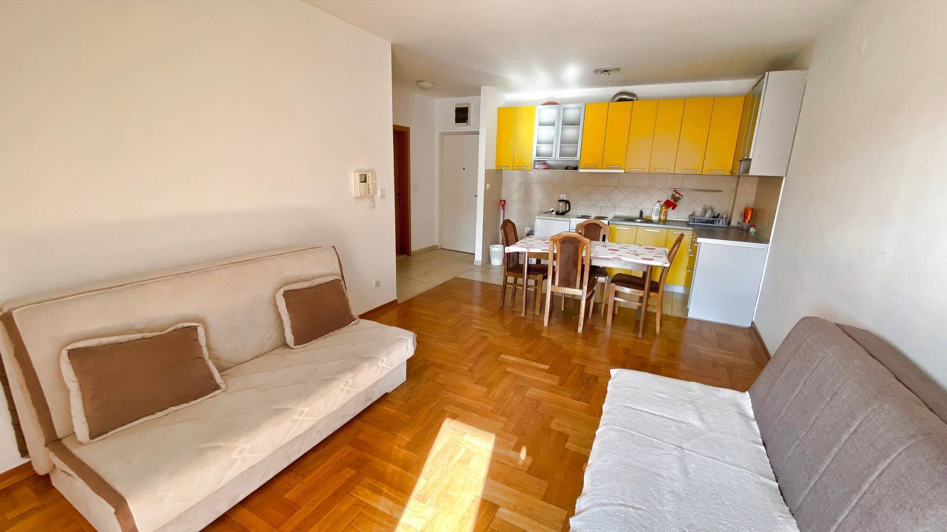 Izdaje se na godinu dana jednosoban stan u Budvi, Rozino