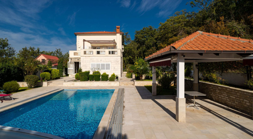 Luxury villa with a swimming pool on a large plot of land, Kavač