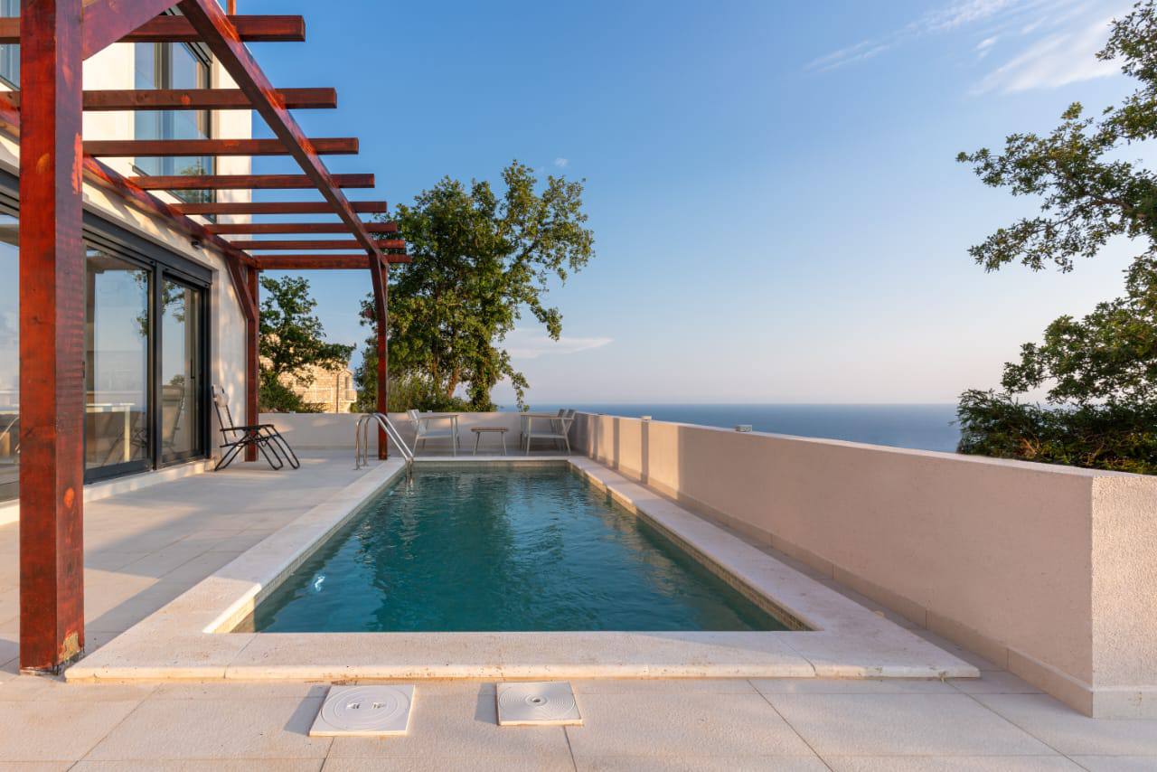 House For Sale, Blizikuće