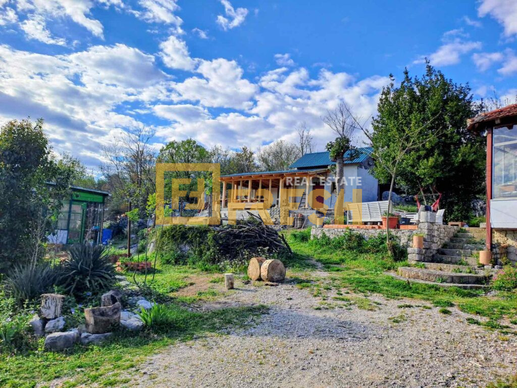 Kuća, 105m2, na placu 2000m2, Piperi, Prodaja
