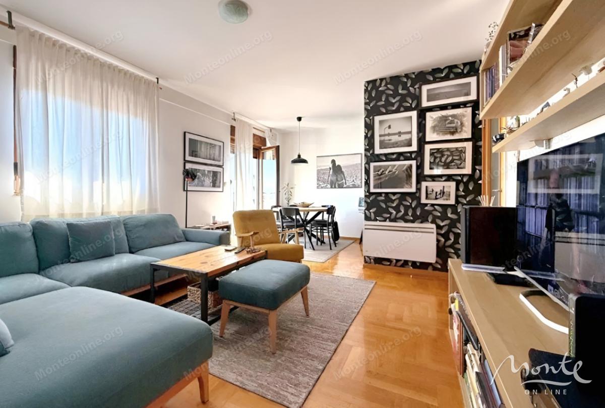 Svijetao trosoban stan sa garažnim mjestom u Podgorici