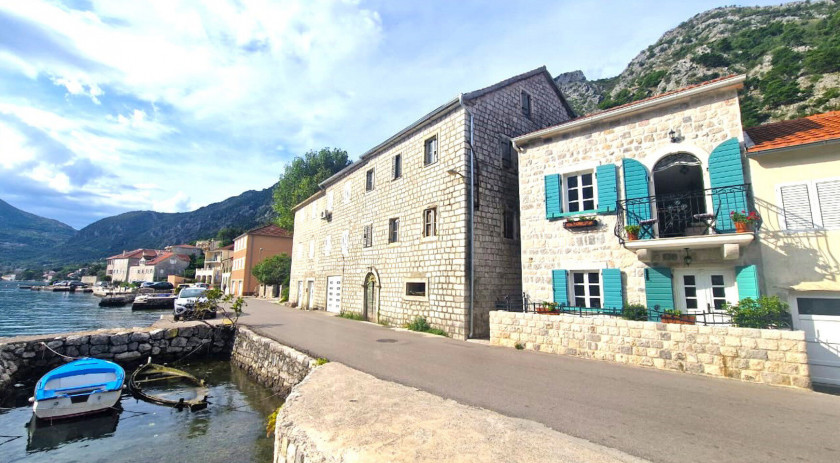 Stone house on the first line, Muo