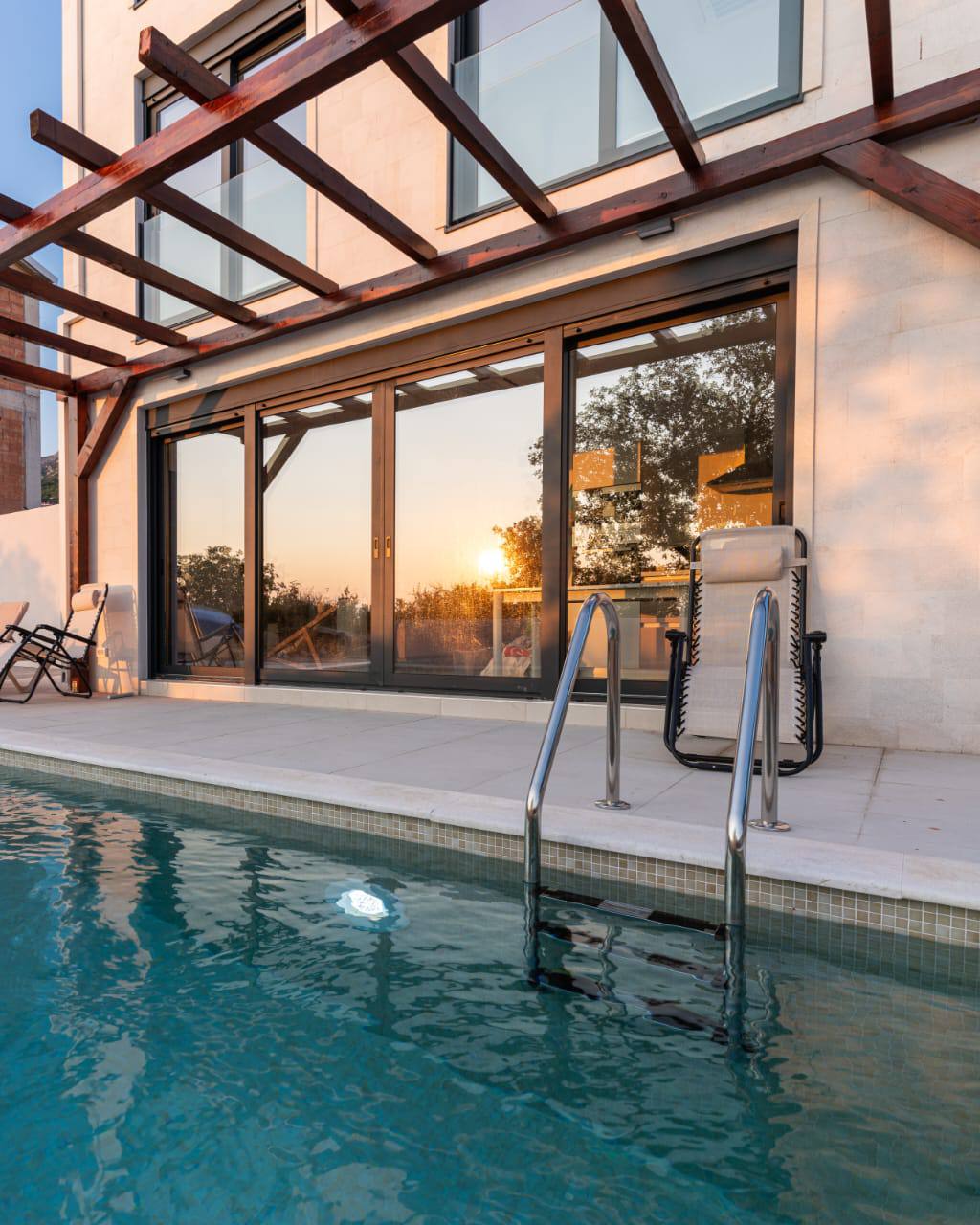 House For Sale, Blizikuće