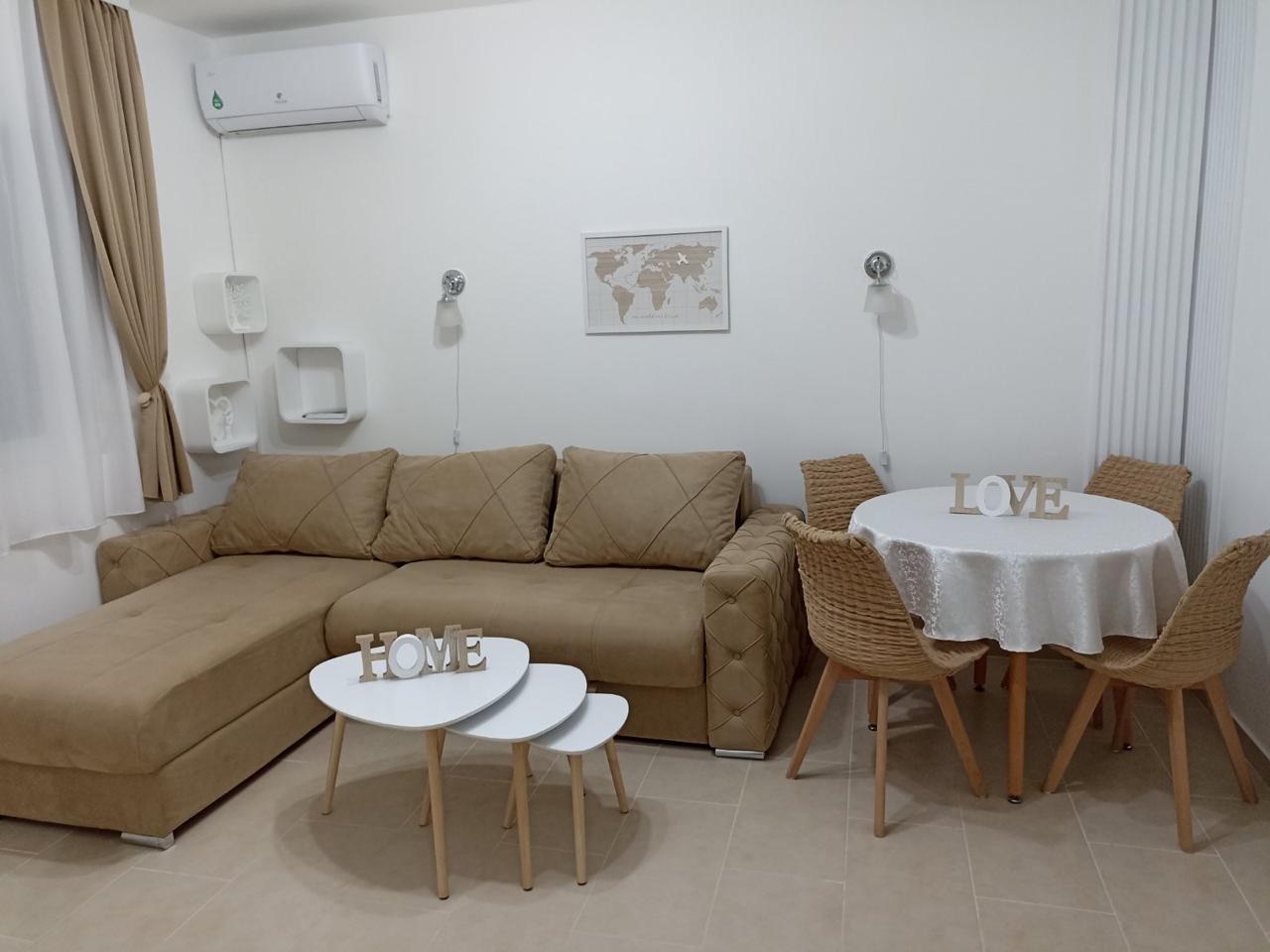 Prodajem Stan-Apartman, Gintaš