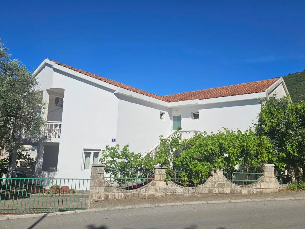 House in Petrovac, 403 m²
