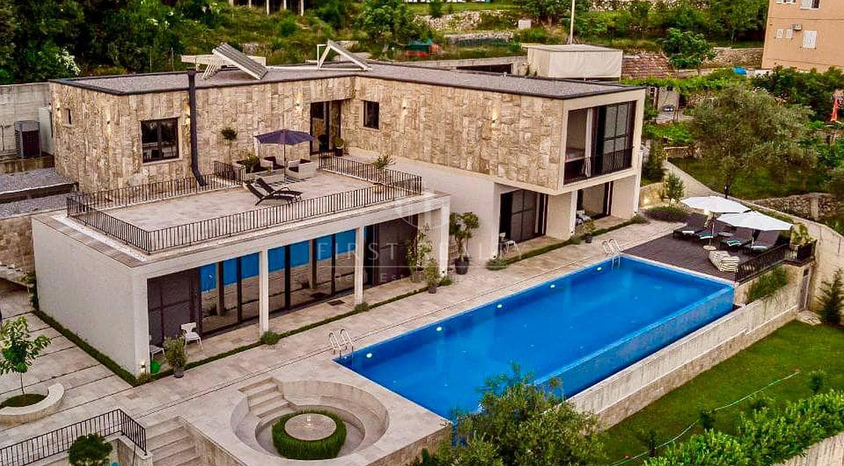 Luxury villa with five bedrooms on a huge plot