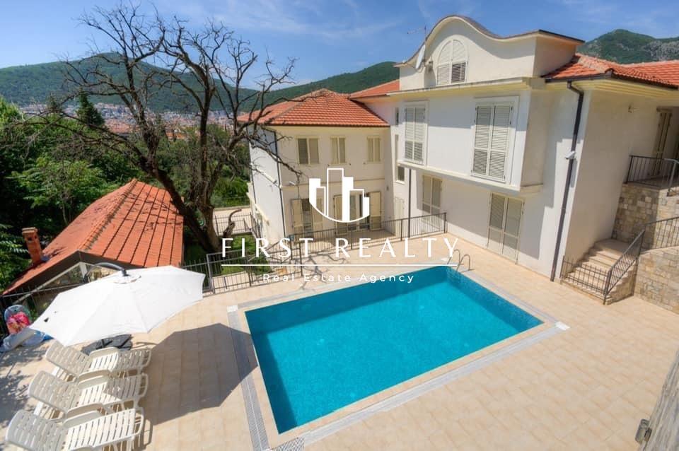 Spacious villa with pool, garden and sea view