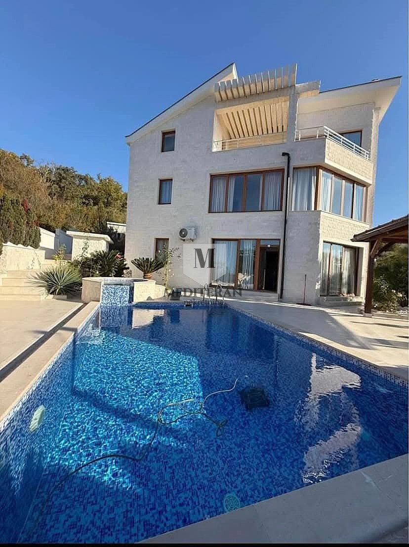 Prodajem Kuću, Topla