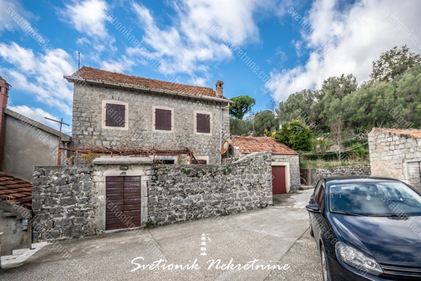 House For Sale, Podi