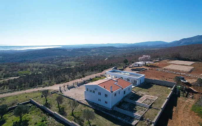 Diplomat Villa – Luksuzna nekretnina sa apsolutnim panoramskim pogledom i privat