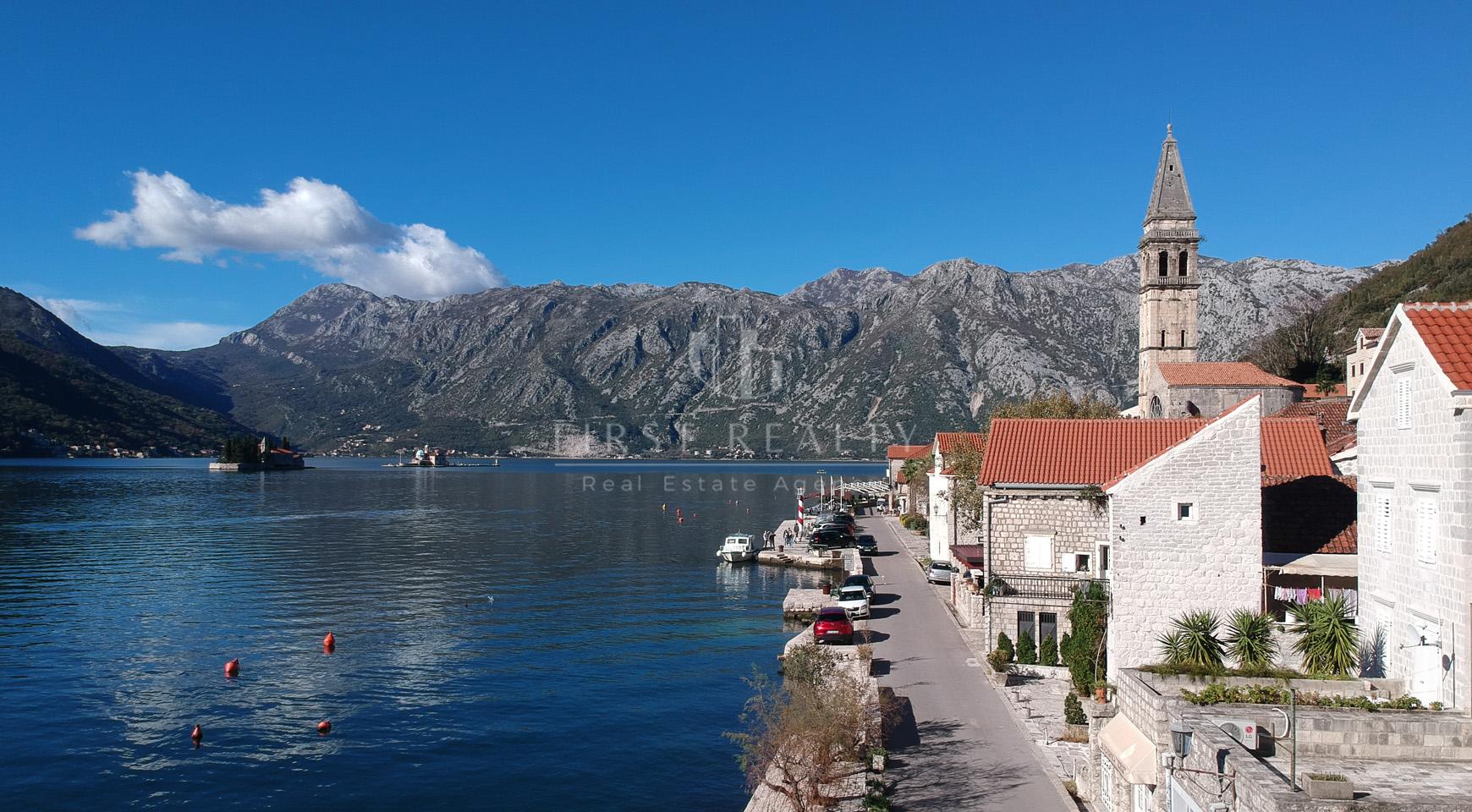 Large house with a plot on the first line for reconstruction