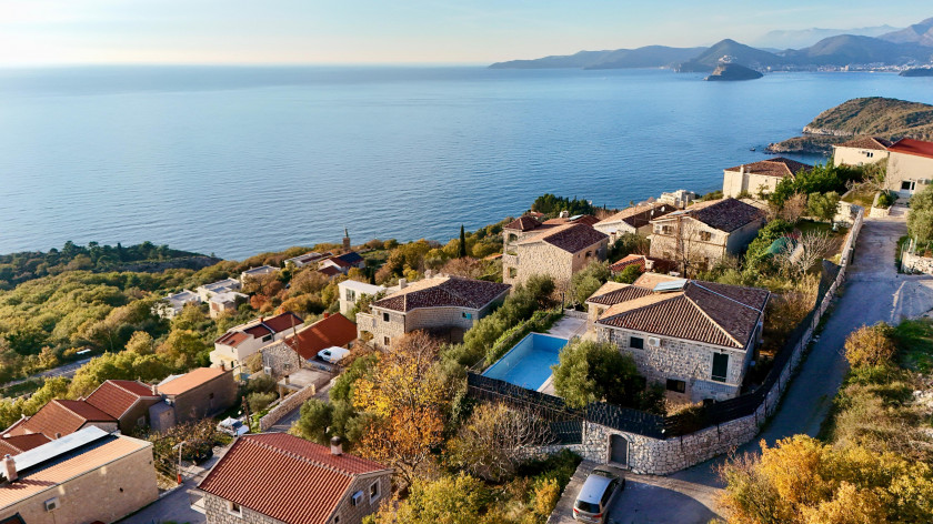 iznajmljuje kuću na duži period - Reževići