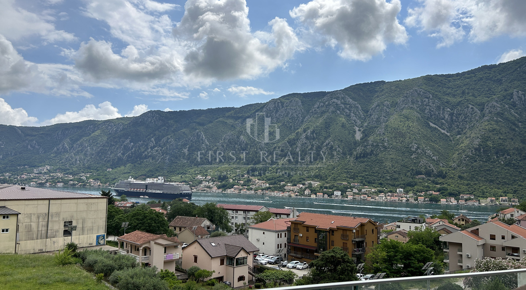 Two-storey apartment in a new building with sea views