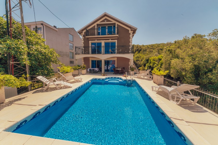 House For Rent, Đuraševići